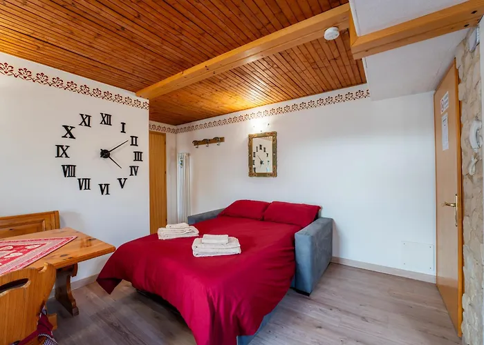 Centro Mansarda Con Balcone E Giardino أسياجو